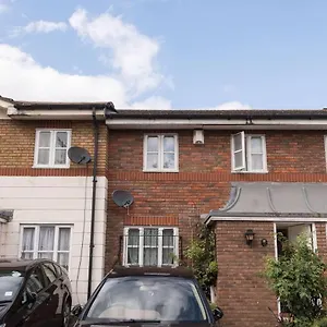  Holiday home Modern & Spacious - Walk To Excel- Parking