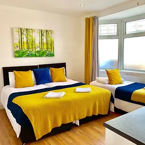  Apartment 4 Bedrooms, 3 Baths, Full Kitchen And Lounge, Garden, Free Parking